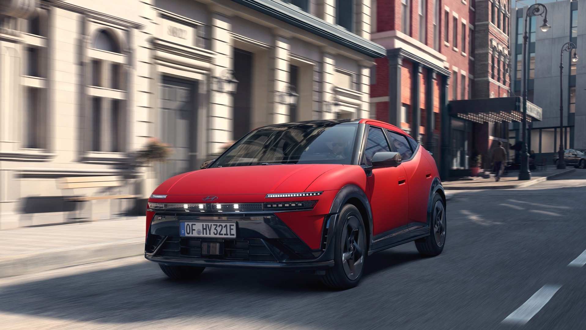 Der Hyundai IONIQ 3 in Rot vor einer Häuserzeile