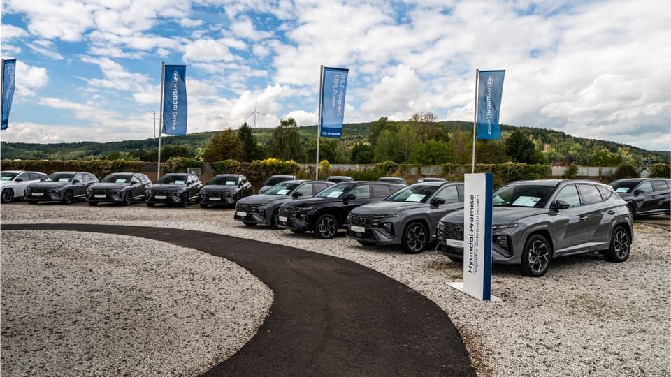 Unser Fahrzeughof: Reihen von Hyundai unter blauen Fahnen, im Hintergrund die Hügel des Kinzigtals
