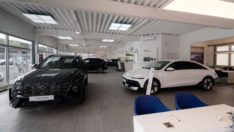 Hyundai TUCSON und IONIQ 6 im Ausstellungsraum