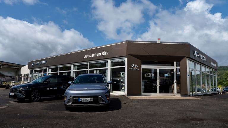 Autohausgebäude des Autozentrum Ries mit Glasfront und Hyundai-Logo