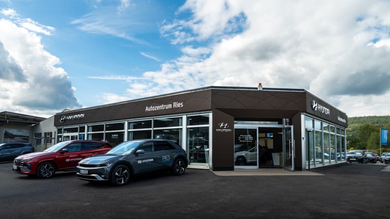 Das Autozentrum Ries schräg von der Seite, zwei Hyundai vor dem Gebäude