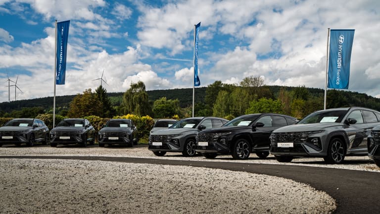 Eine Reihe Hyundai-SUV auf dem Hof unter Fahnen
