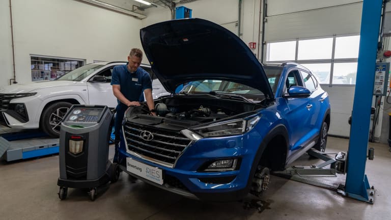 Klimaservice an einem Hyundai auf der Hebebühne