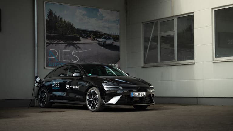 Ein Hyundai IONIQ 6 lädt an der Ladestation vor dem Autohaus