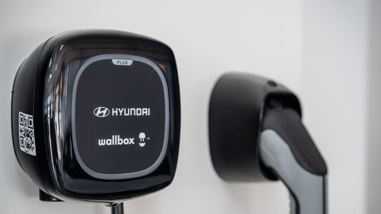 Hyundai-Wallbox mit Ladestecker an der Wand