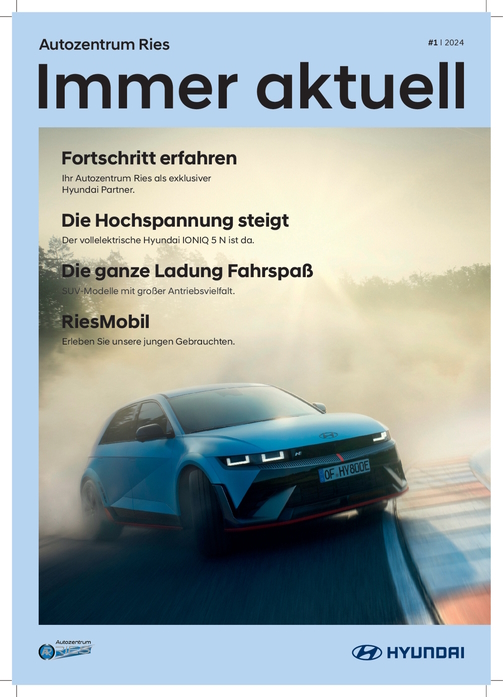 Ein Elektroauto von Hyundai rast auf einer nebligen Straße entlang auf dem Cover des Magazins „Autozentrum Ries“, Ausgabe Nr. 1 2024, mit Schlagzeilen über Autofunktionen und Innovationen.