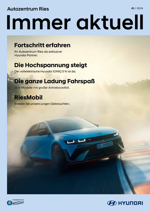 Werbeplakat für Hyundai mit einem blauen Elektro-SUV, der auf einer nassen Straße rast, mit dem Titel „Immer aktuell“ mit Text und Logos.