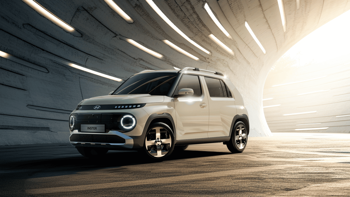 Ein weißes Kompakt-SUV steht in einem futuristischen Tunnel, in den von rechts Licht einfällt.